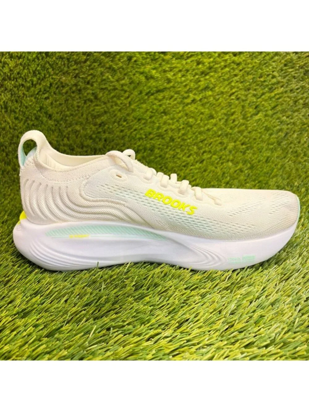Brooks Adrenaline GTS 25 Womens Size 8 White Athletic Running Shoes Sneakers